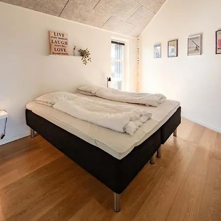 Дом отдыха 4 Bedroom Lovely In Грена